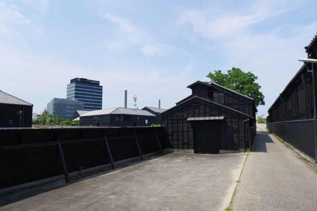 川側が開ける場所、ミツカン本社が見える。