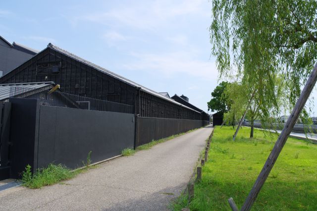 長い黒壁が続いてきた。