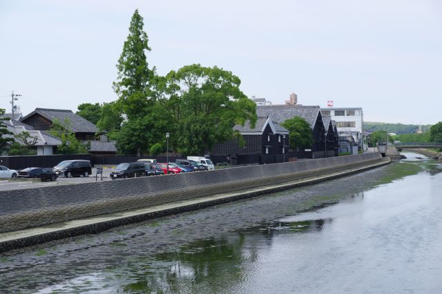 次は橋の北側エリアへ、黒い蔵などが見えます。