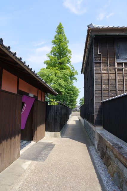 狭い路地へ入ります。