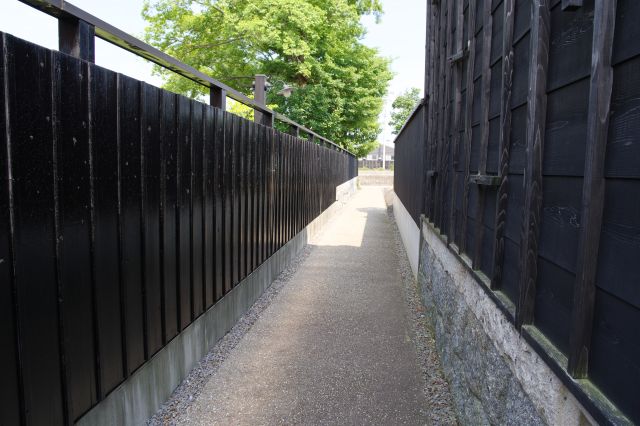 黒壁の狭い路地が良い雰囲気。