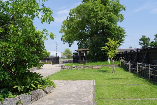 中心側へ、黒塀と緑の世界。