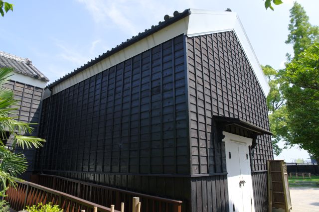 大きな蔵を間近で見られます。