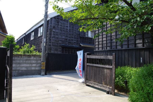 門の外にも黒い建物。