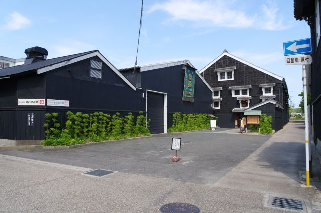 右側には國盛 酒の文化館があります。