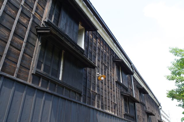 酒の文化館の建物を見上げる。