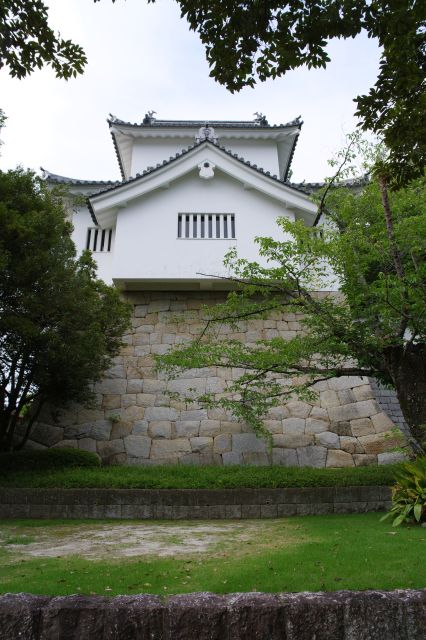 道路沿いには石垣の上に城郭の櫓がそびえ立ちます。