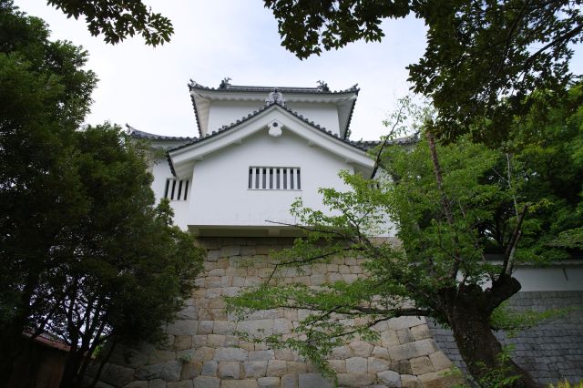 挙母城（ころもじょう）の隅櫓で復興されたものです。