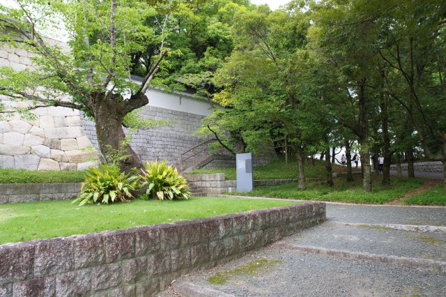 美術館の一角にあり、ちょっとした広場のような空間。