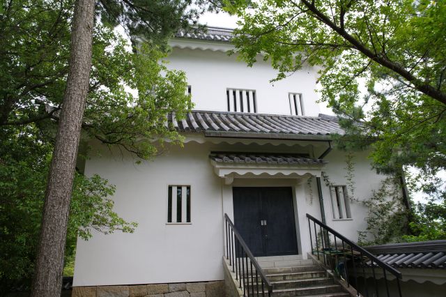 間近に見られる隅櫓。