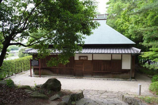 又日亭（ゆうじつてい）という和風建築が鎮座。