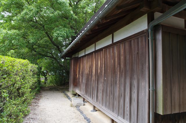 左側へ、側面は木の戸板が並ぶ。