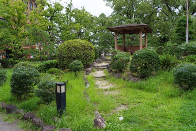 左側には小さな丘に東屋が建つ。