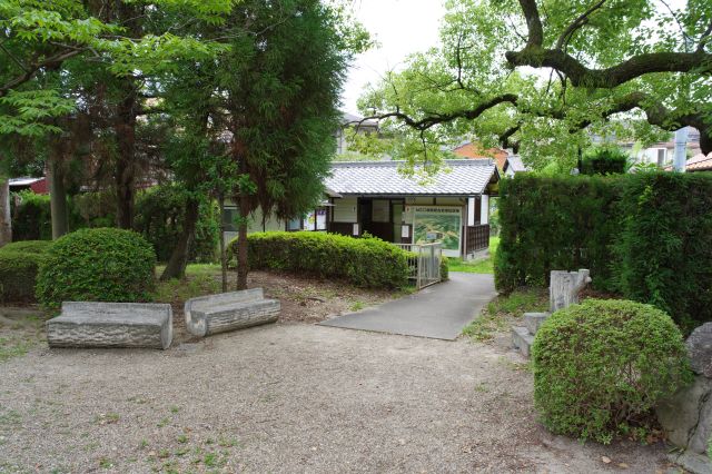 南東側にはお手洗いとガイドの建物。