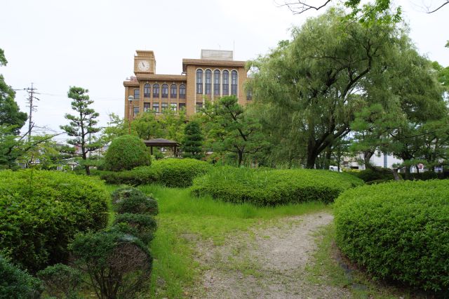 敷地の東側を回って行きます。