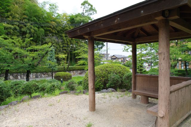 東屋から周囲を見渡すことができる。