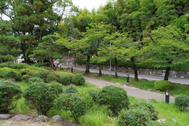 義元の墓方面。