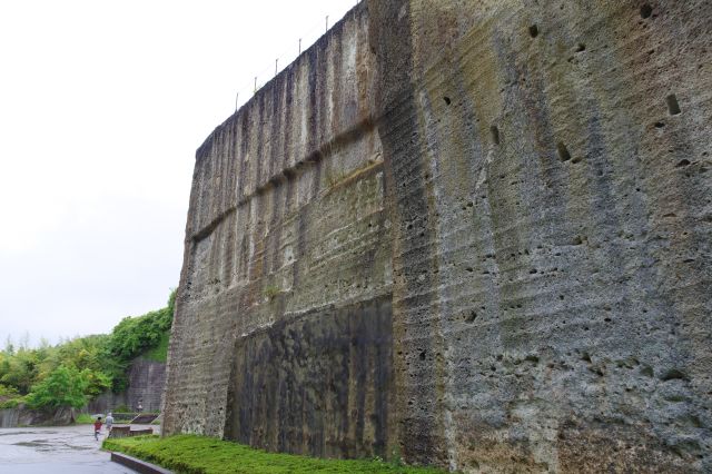 削った跡の筋がある高い岩壁の間を進みます。
