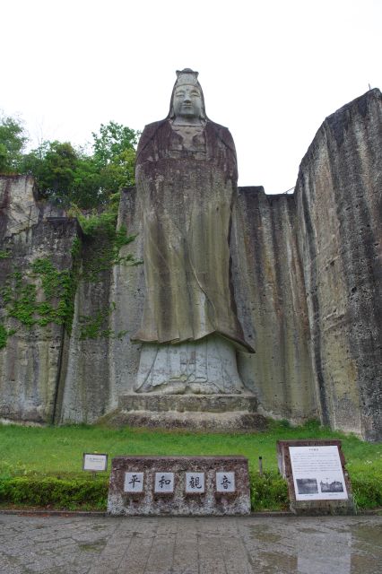 平和観音、高さ27mで見上げる巨大な像です。