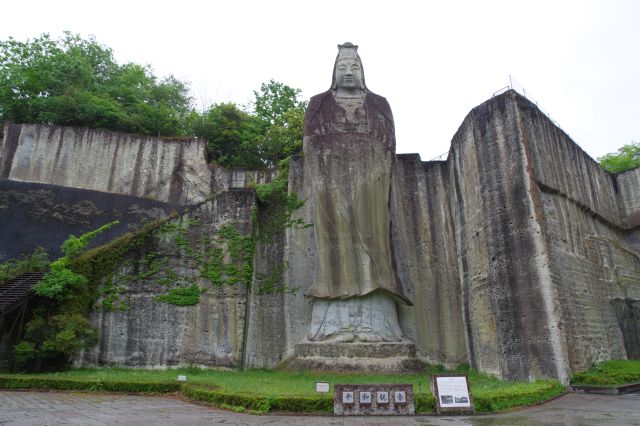 右に振り返ると岩壁と一体的な大きな観音像があります。