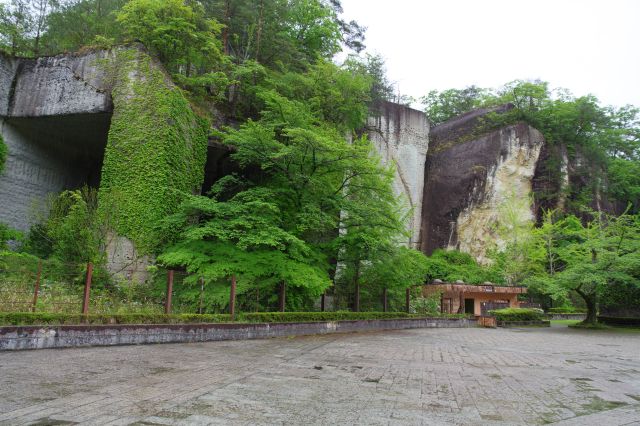 右側にも採掘場の跡の雰囲気が残ります。