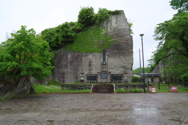 左側にも石碑と岩壁。