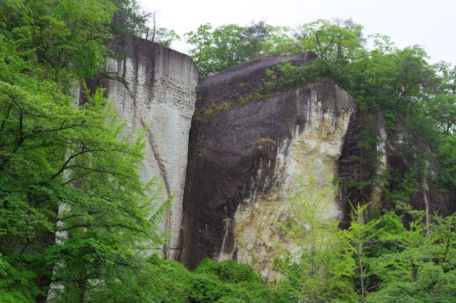 生々しい採掘場跡の雰囲気です。