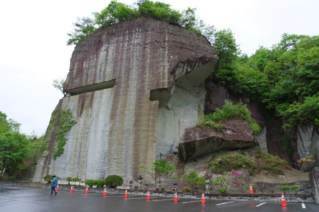 駐車場から沢山の人と車、そこからの道も岩壁が続き入口エリアへ。