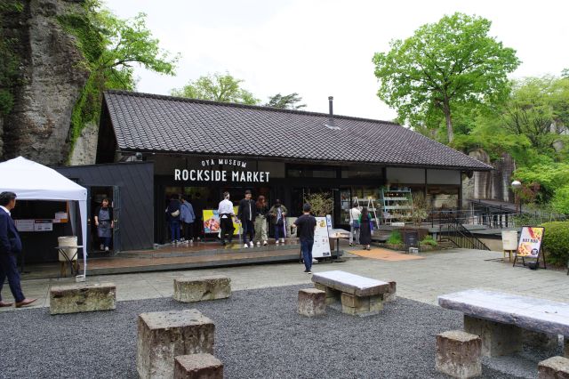 右側には新しい雰囲気の売店、カフェがあります。