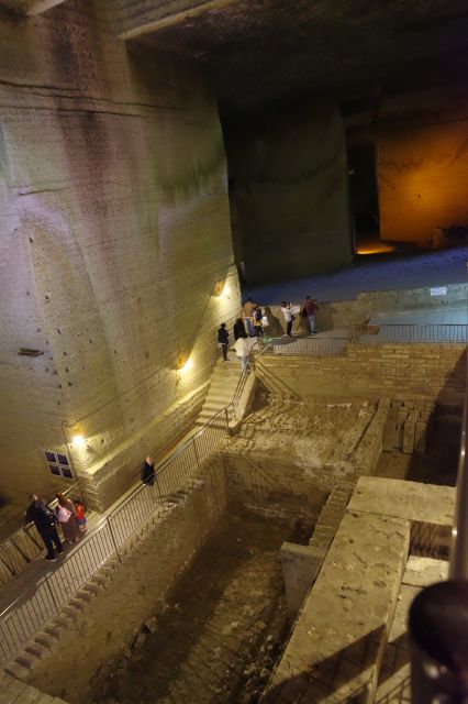 右側には大きな斜面の空間があります。