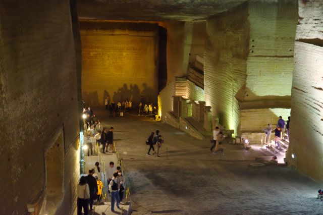 奥に向かって傾斜が続きます。