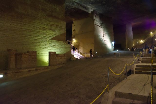 空間は横に広がり、まるで地下神殿のような雰囲気。