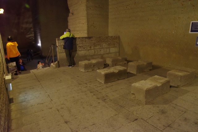 左側に曲がります。