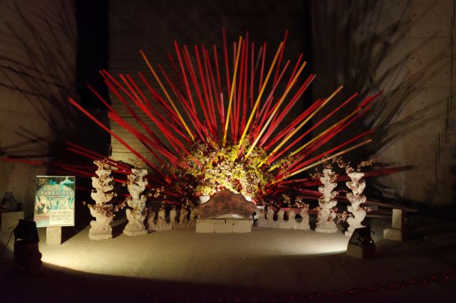 トゲトゲしたアート作品が展示されています。