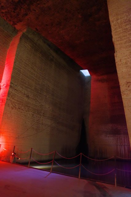 四角い空間、上の穴は地上からの自然光が差し込む。