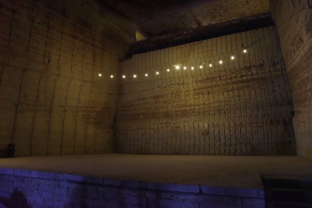 ステージという感じ、刻んだ筋も。