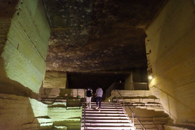 階段を登り（入口から見て）右の空間へ。