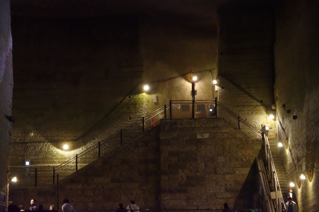 入り口側を見てみる。二手に分かれる階段。