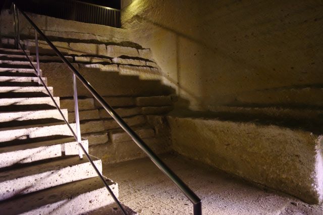 階段脇も段状に削られている。