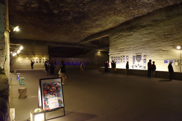 階段上は天井低めの空間でアート作品が展示されています。