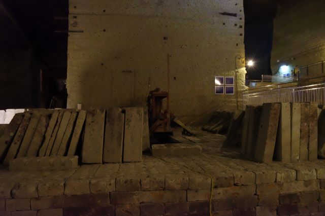 削った板状の岩が並んでいます。