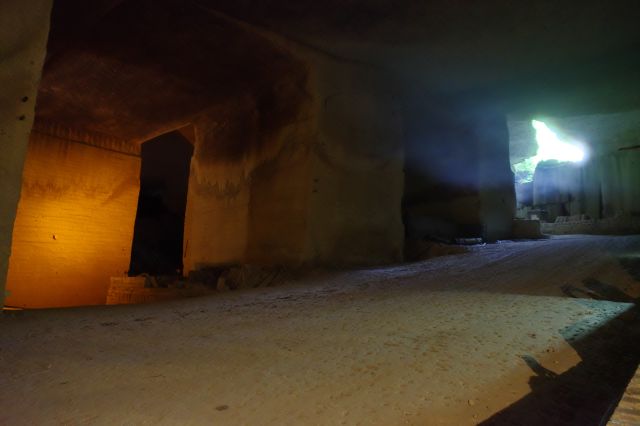 右側、坂の上に光が差し込む。