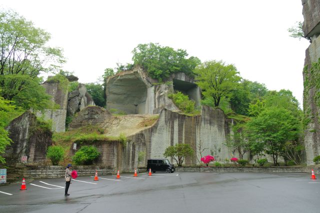 直線的で削った跡のある岩壁に囲まれている。