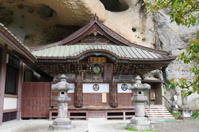 岩の下にある観音堂。中に入ると（撮影禁止）左に岩壁に彫られた像が並びます。