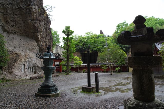 岩壁に囲まれた境内。