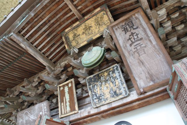 歴史を感じさせる観音堂。