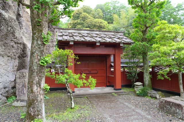 赤い門があります。