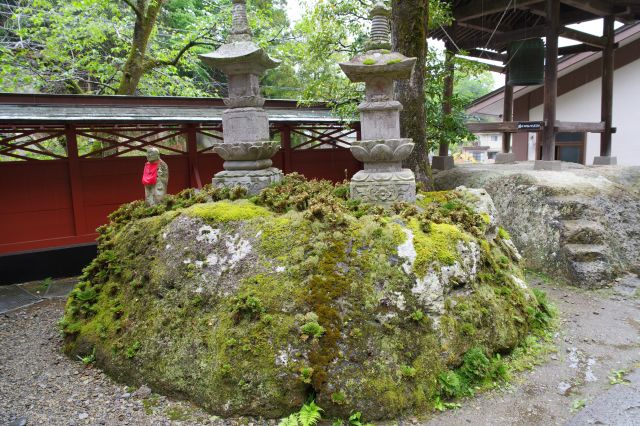 苔が覆う岩が風情。