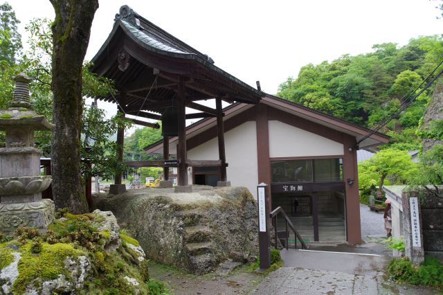 宝物館の方へ。