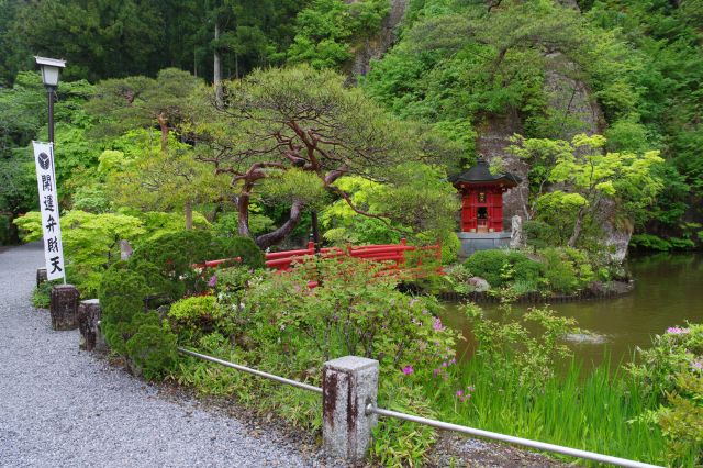 緑に囲まれた空間。雨の潤いもあり心地よい。